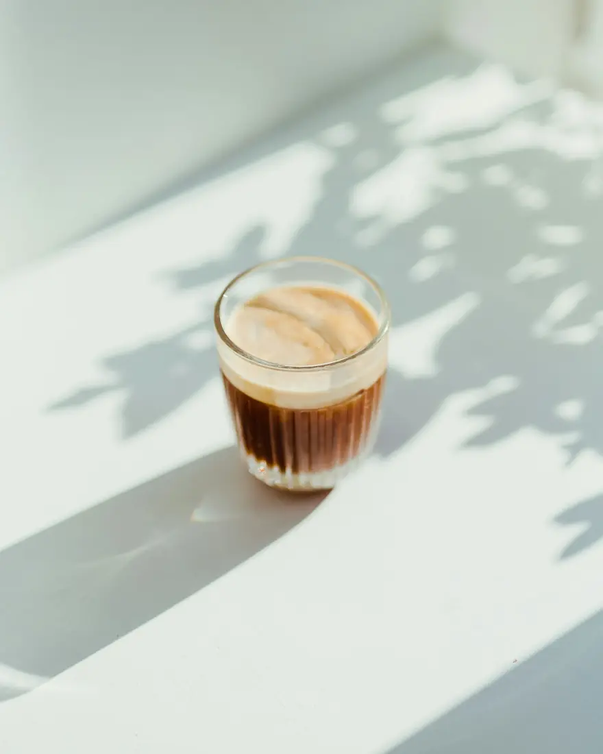 Ποτήρι με espresso και γάλα στο φως του πρωινού